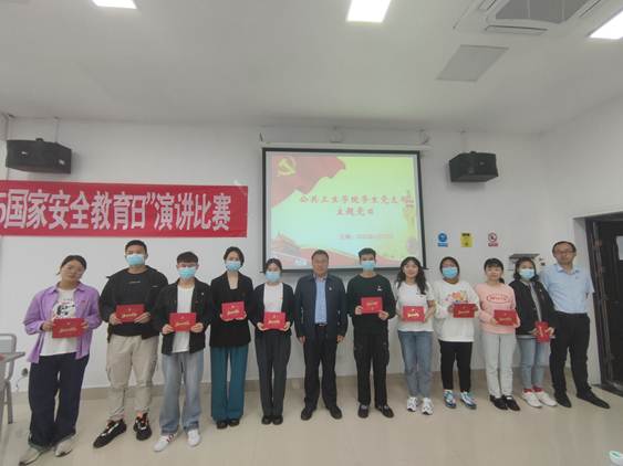 说明: C:\Users\lenovo\Desktop\员工党支部党员大会简报6.12\员工党支部党员大会简报6.12\70A0880EAAE5C4461989EBF8747D565C.jpg